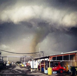 epa04679159 A handout picture released with permission via an Instagram user shows the funnel cloud of a tornado reaching down to the ground as a storm approaches Sand Springs, Oklahoma, USA, 25 March 2015. According to reports and law enforcement one person was killed in a nearby mobile home park that was nearly destroyed. Much of Oklahoma into Arkansas remains under severe weather warnings.  EPA/ALIX CHIN BEST QUALITY AVAILABLE HANDOUT EDITORIAL USE ONLY/NO SALES